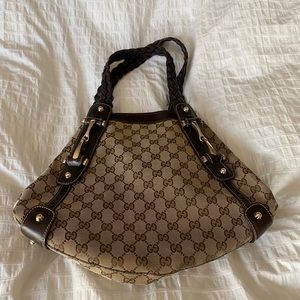 Gucci handbag in brown.